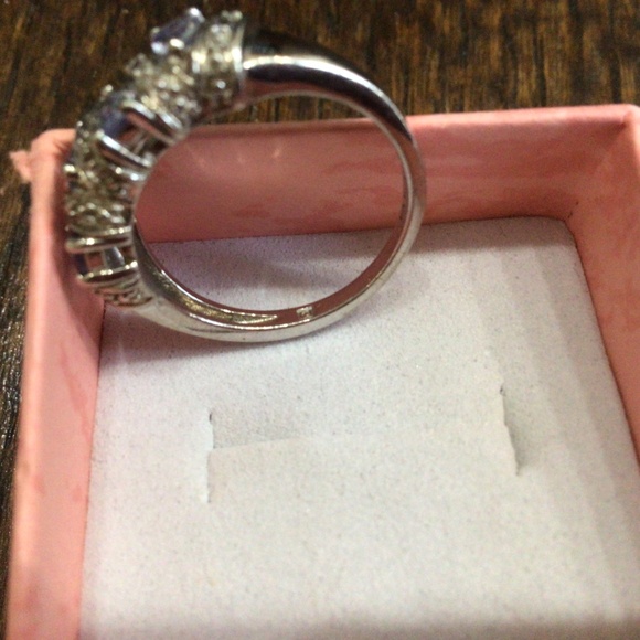 925 sterling silver ring with amethyst stones. Size 7 - Picture 3 of 7